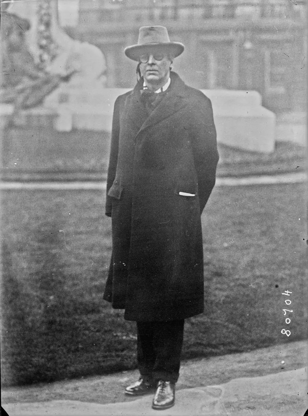 W. B. Yeats standing, Dublin, Agence Rol (1922)